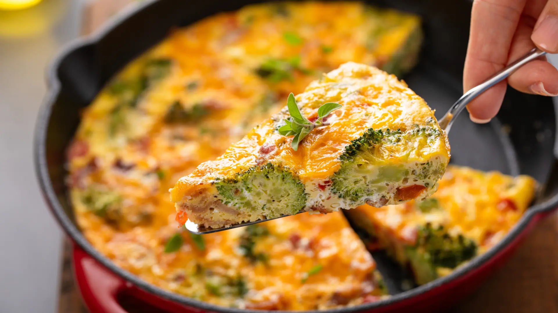shutterstock_2449909115 fritata brokoli-6abe1b77545bc.webp