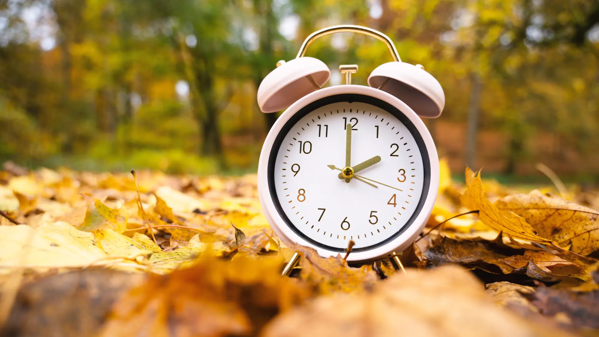 shutterstock_2463165435 jesen sat zimsko računanje vremena zima sat kazaljke-6adb166203e66.webp
