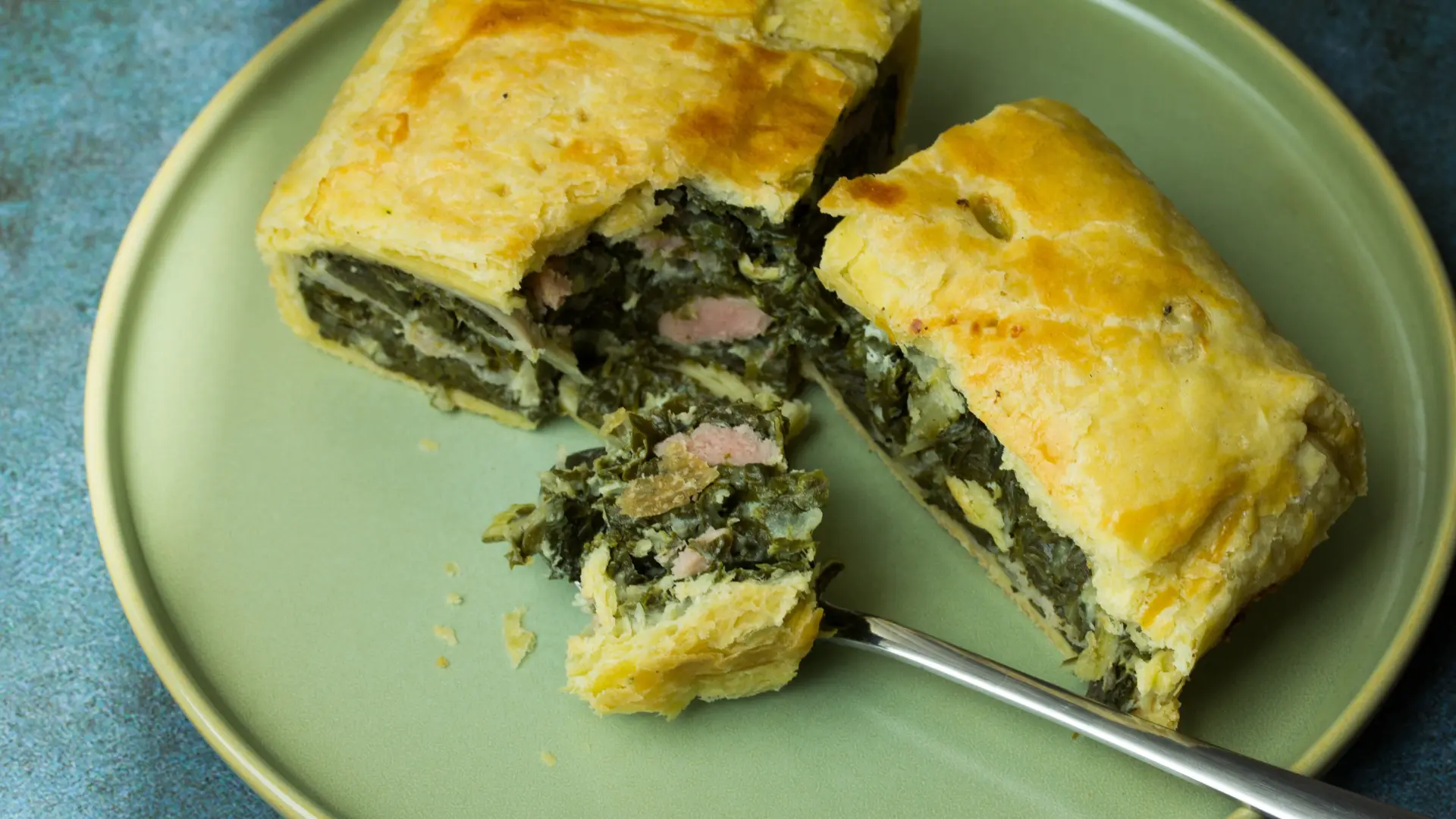 shutterstock_2465331321 pita zeljanica pita sa spanaćem-6ade395d7a414.webp