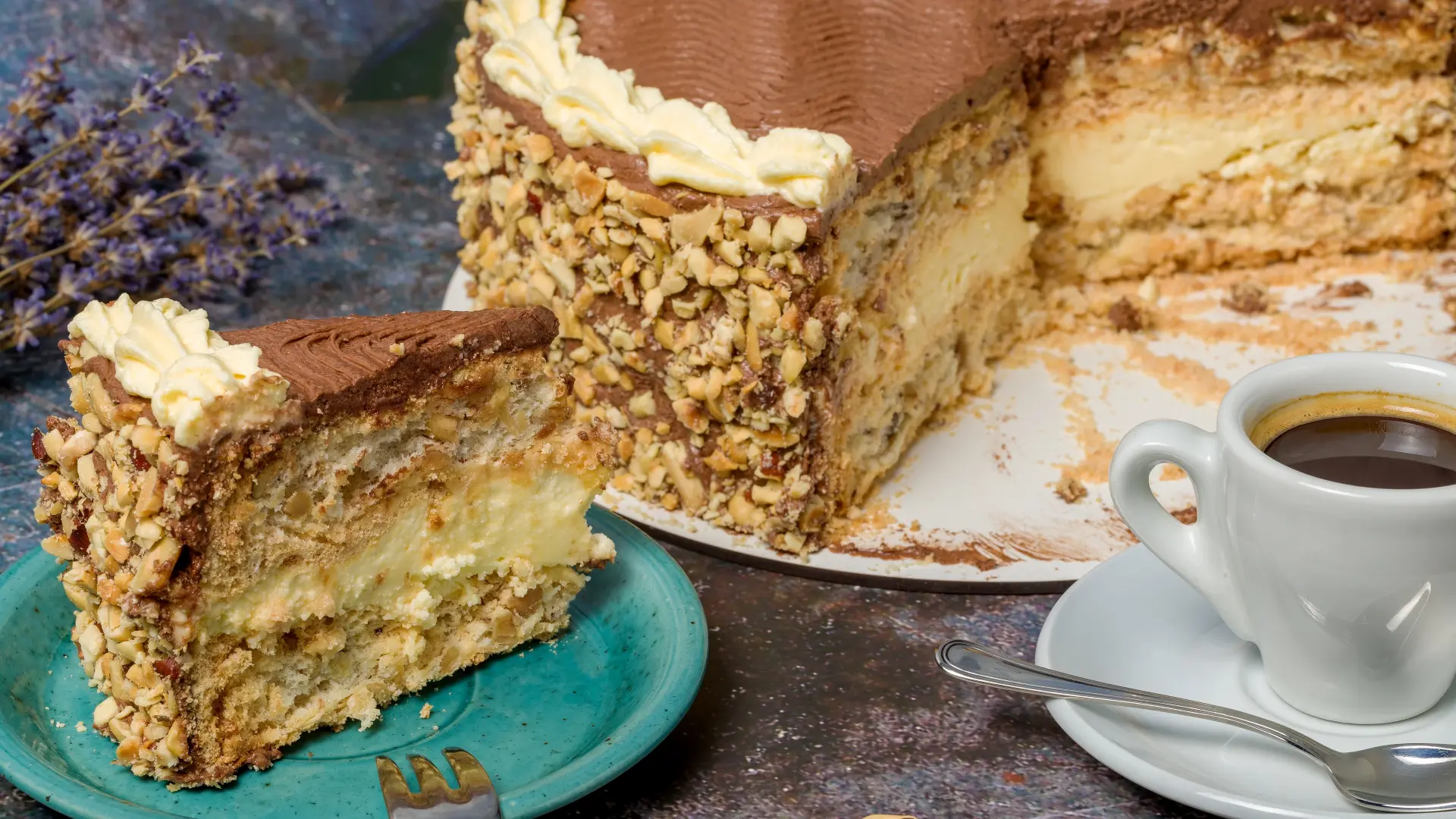 shutterstock_2585360451 lešnik torta-6ad20472dd32b.webp