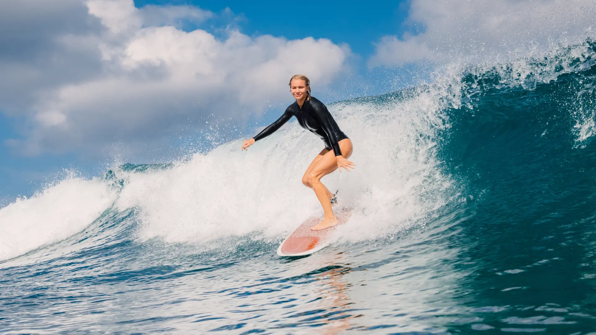 shutterstock_2599293409 surfing surfovanje more plaža uživanje sport fizička aktivnost žena devojka voda daska za surf  talas more-6ad0be4744be7.webp