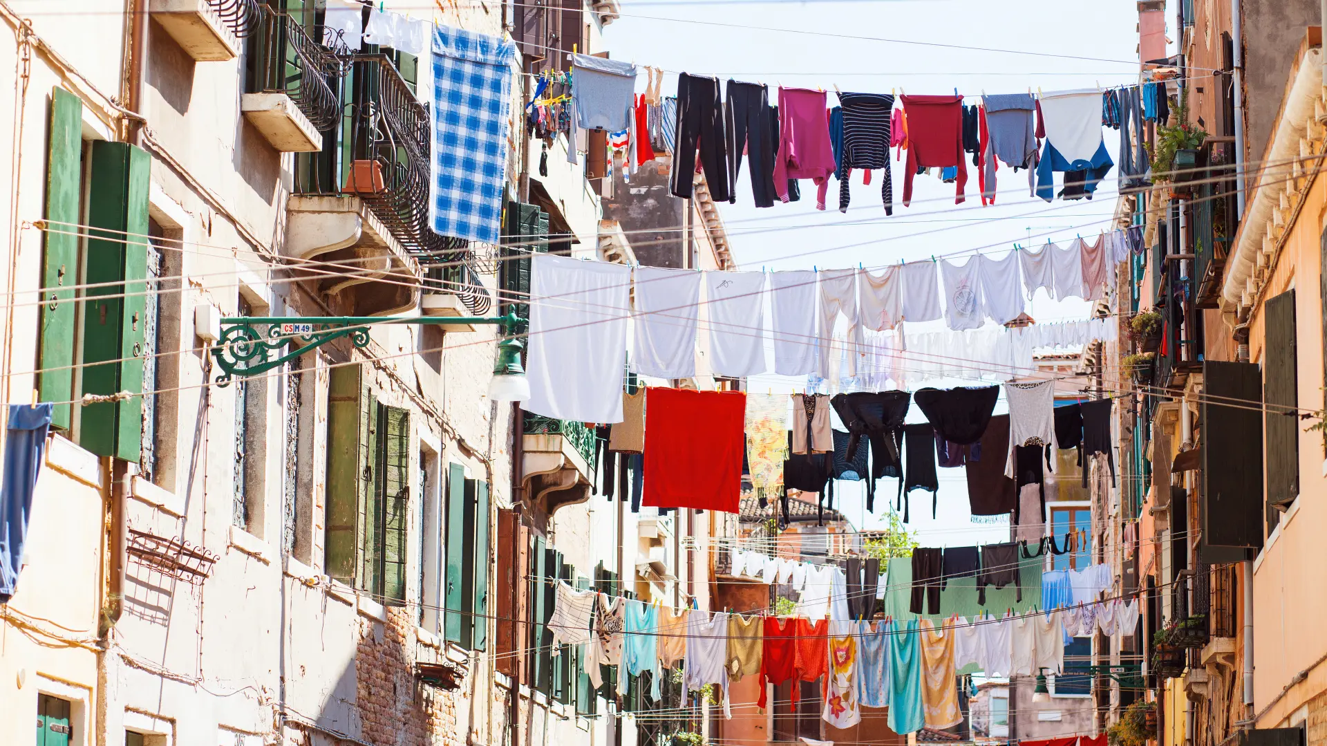 shutterstock_266908508 venecija italija napulj napoli italija ulice sušenje veša na ulici na žici-6ac89d71b61db.webp