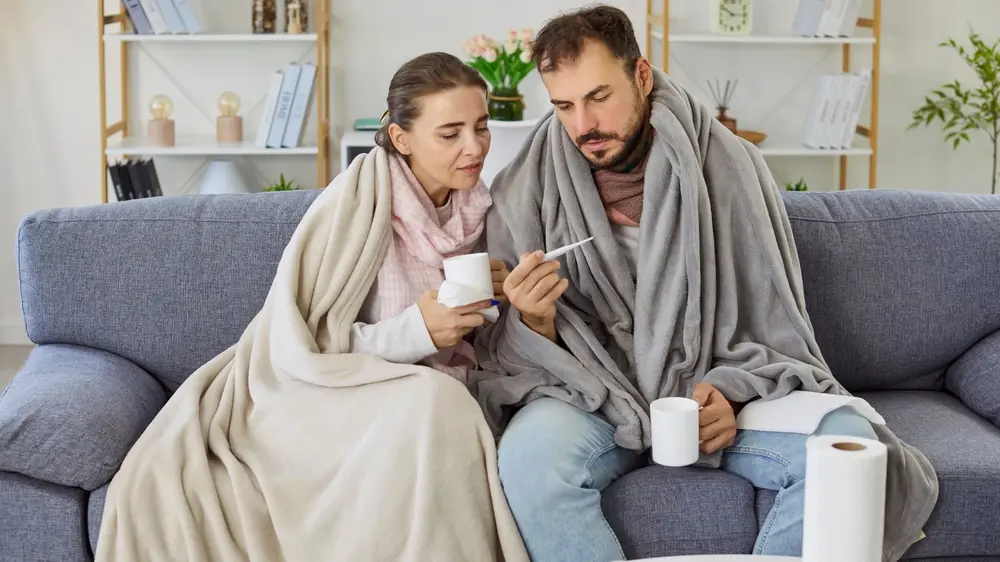 shutterstock_2703883535 virus, temperatura, prehlada, muškarac i žena-6ace20f5af87d.webp