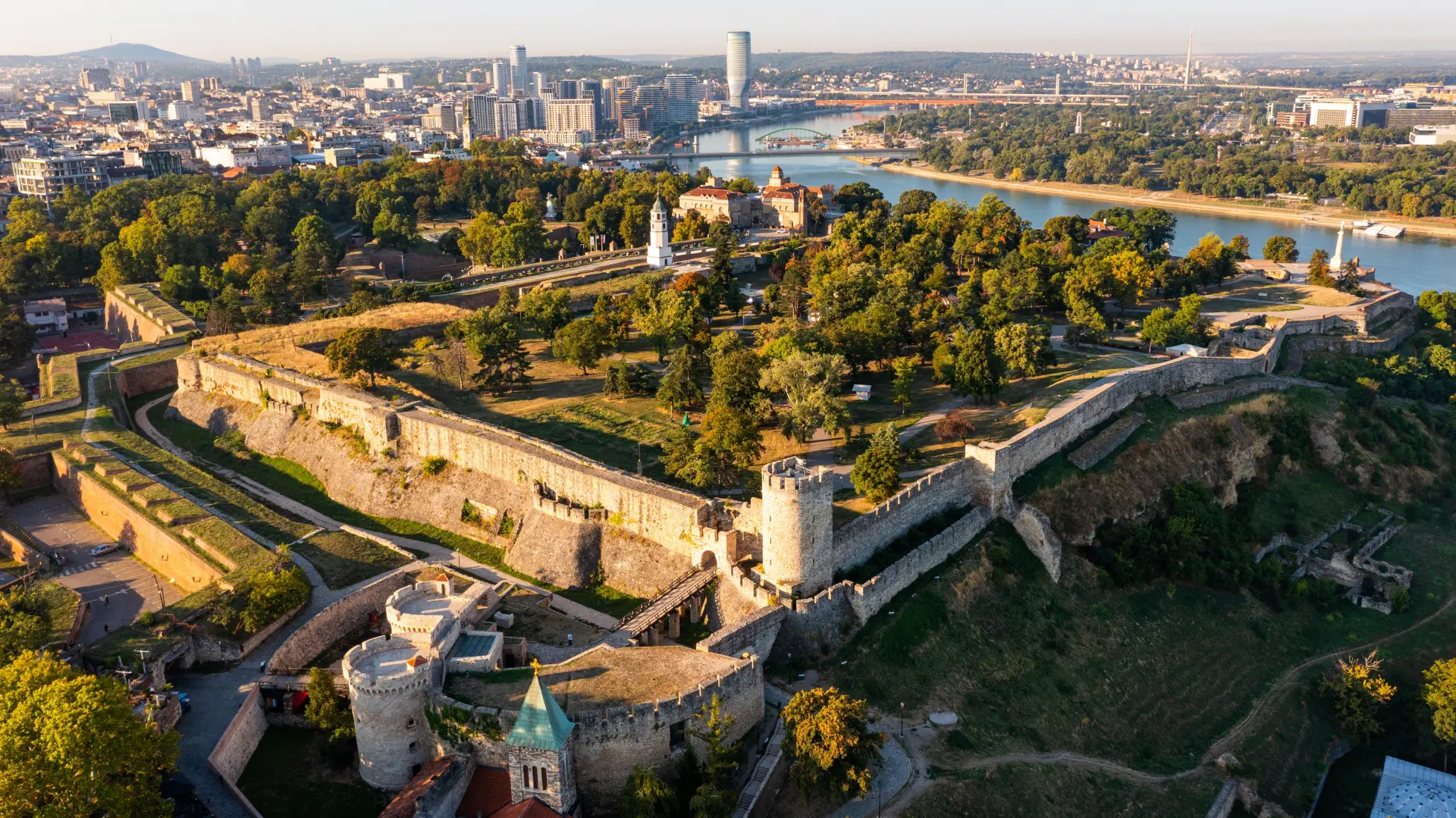 shutterstock_2732265999 beograd srbija kalemegdan grad panorama  tvrđava-6ac2348fb81b5.webp