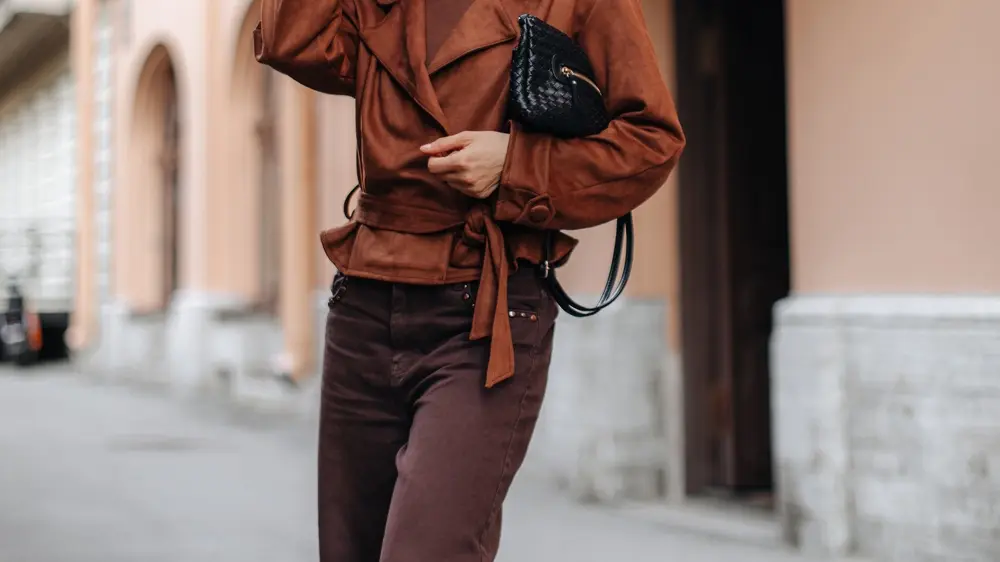 shutterstock_2835182385 jakna, torba, moda i stil, braon boja, konjak boja, antilop materijal, horoskopjpg-6ae2006302f0f.webp