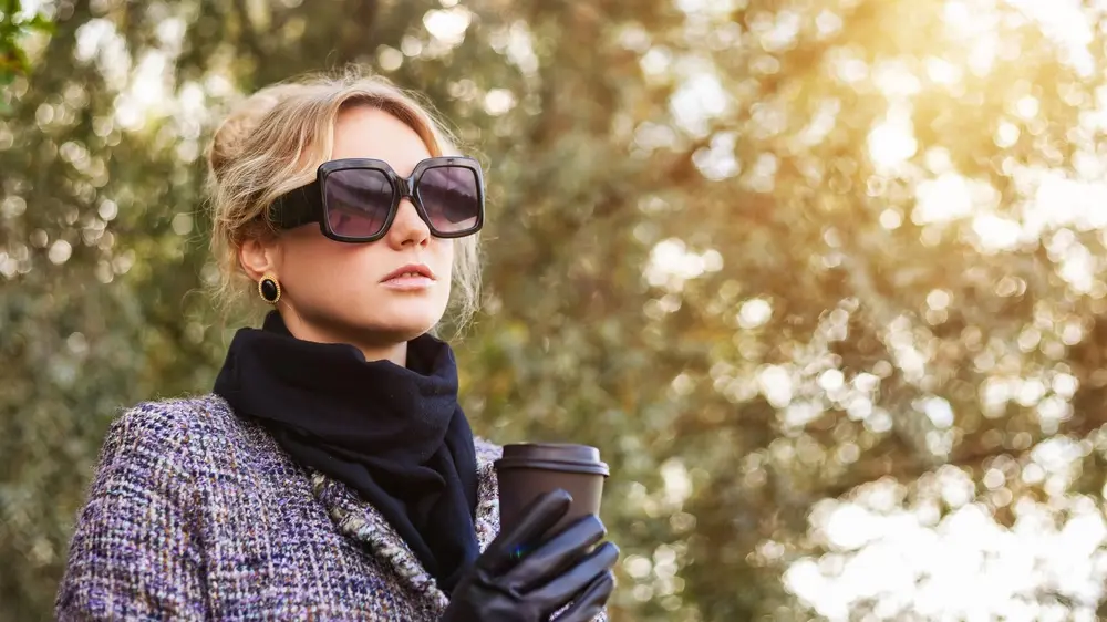 shutterstock_2840525703 jakna od tvoda, jakna, moda i stil, horoskop, naočare, kosa, frizura-6acf781164015.webp