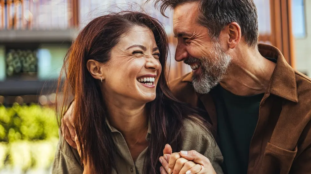 shutterstock_2850147527 ljubav, ljubavni par, mušlarac i žena, momal i devojka, ljubav u godinama-6addf73048c38.webp