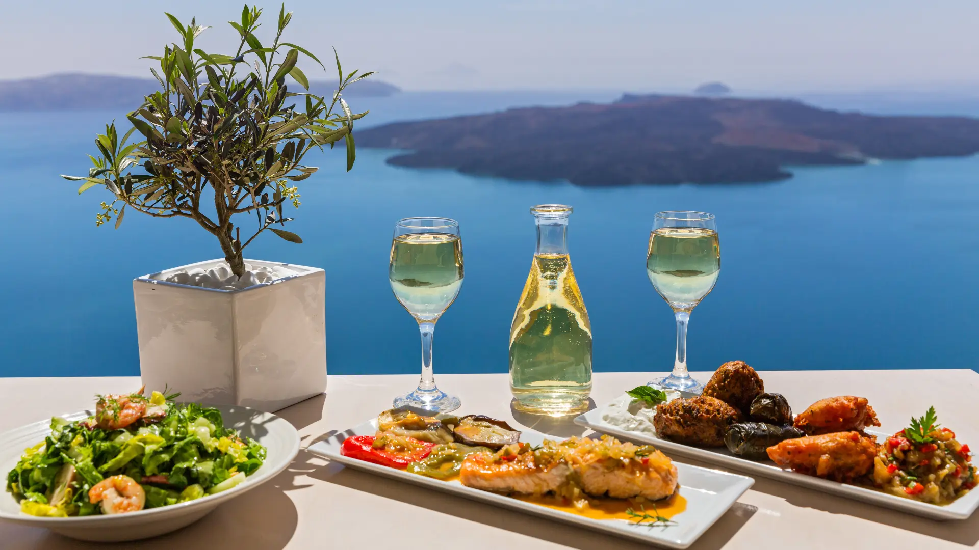 shutterstock_411689770 maslinovo ulje belo vino ručak odmor grčka more santorini uživanje hedonizam  maslina mediteran-6ace1c7fea1d2.webp