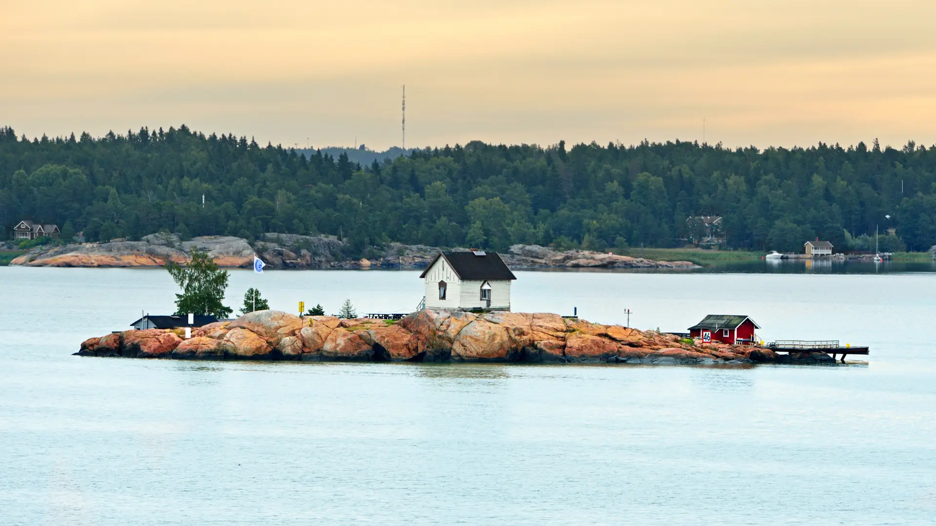 shutterstock_717405580 ostrvo roki norveška-6ac78c612e40c.webp