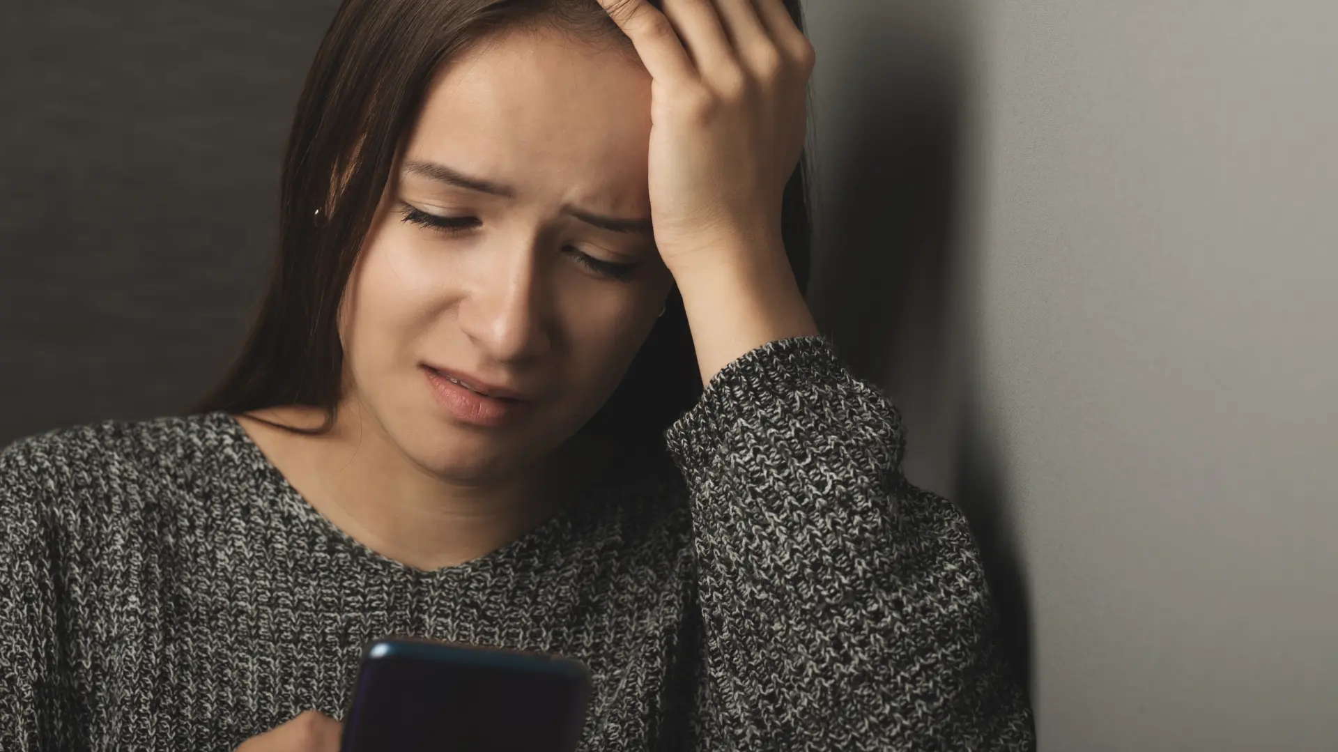 telefon digitalno sajber nasilje hejt komenatari Shutterstock-6acf8e3ee9c2c.webp
