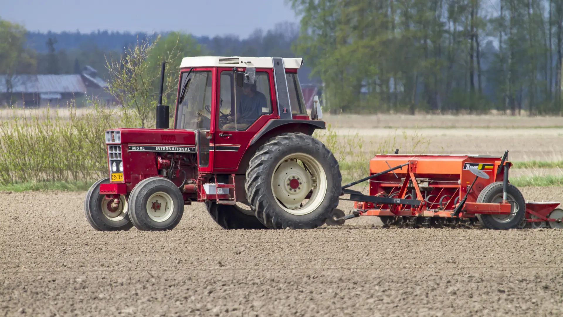 traktor setva njiva poljoprivreda poljoprivrednik Pixabay-6ac7c411d4335.webp