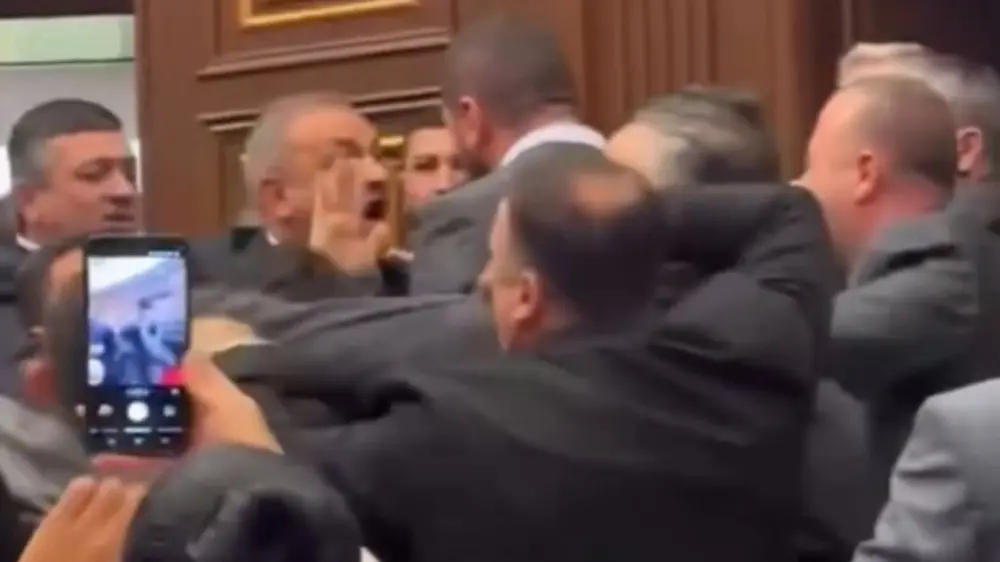tuča parlament Jermenija x @NEWSam_English Printscreen-6ac4c73570a79.webp