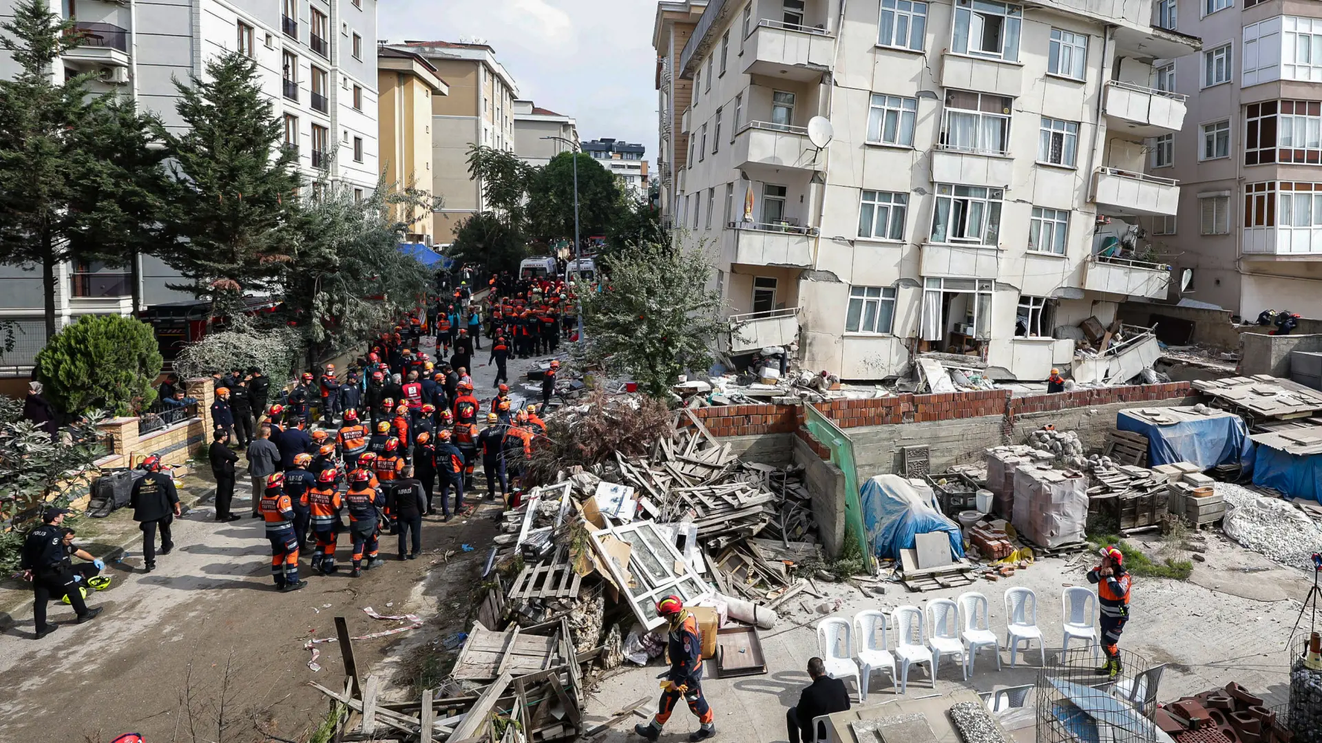 urušavanje zgrade Istanbul Tanjug Abdullah TepeliDIA Photo via AP-6ac898f069781.webp